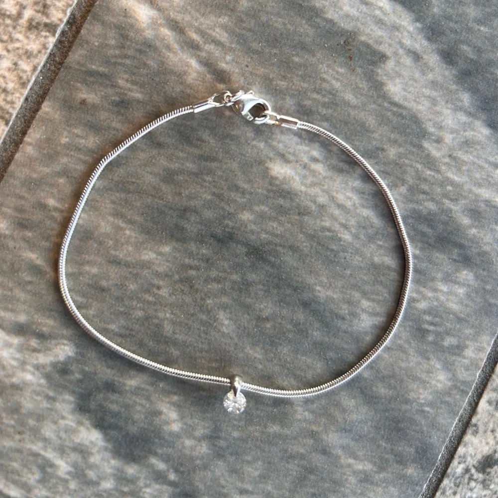 NWOT Floating Bracelet